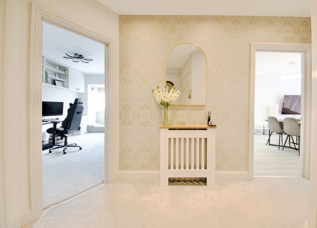Property photo 2 of 16 Entrance Hall