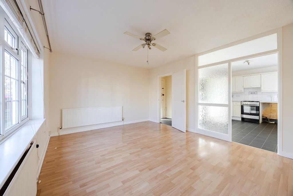 Property photo 2 of 19 Lounge