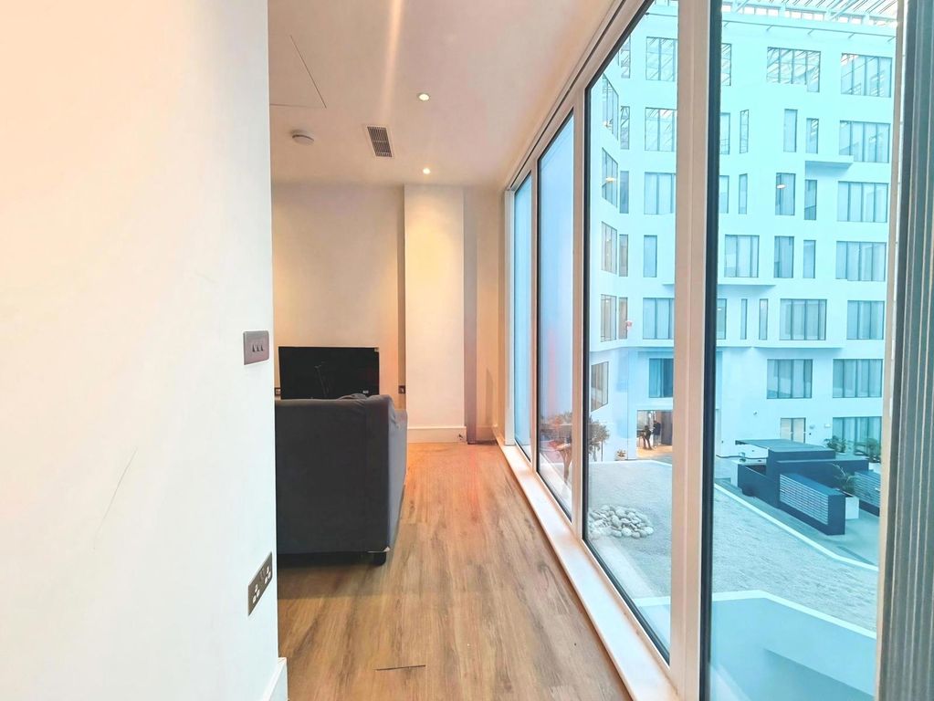 Property photo 3 of 11 Reception/Hall