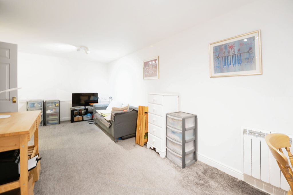 Property photo 3 of 13 Lounge