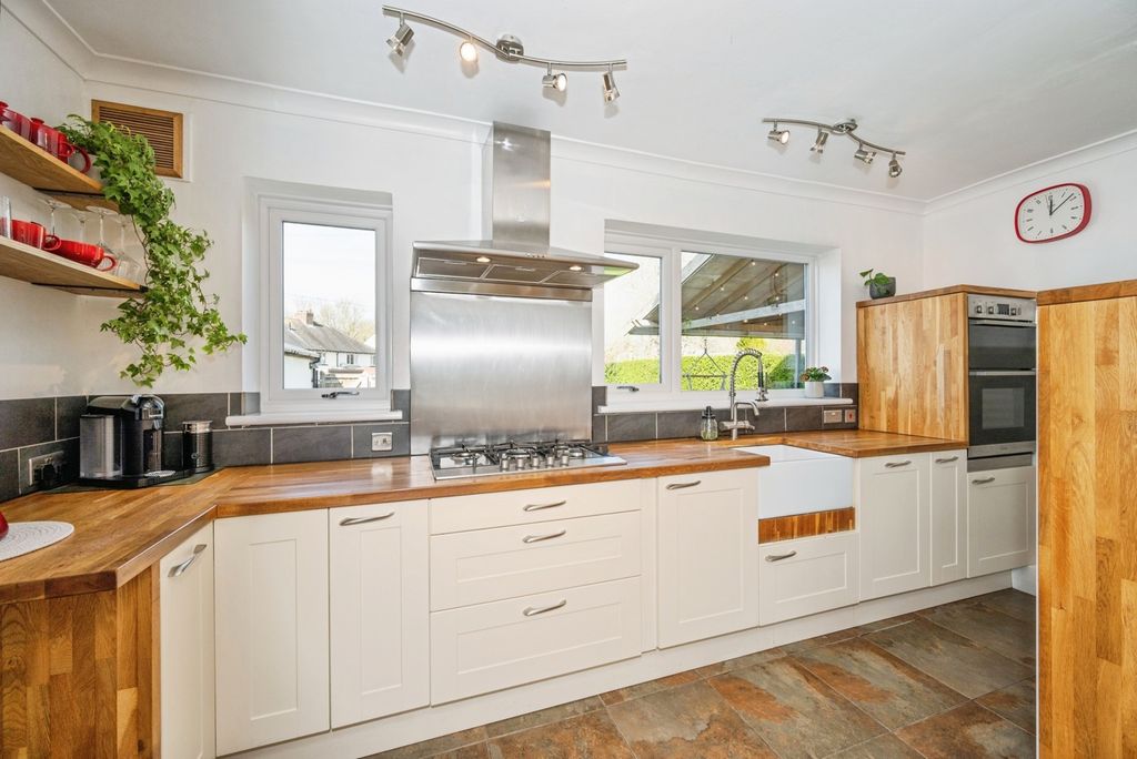 Property photo 3 of 17 Kitchen