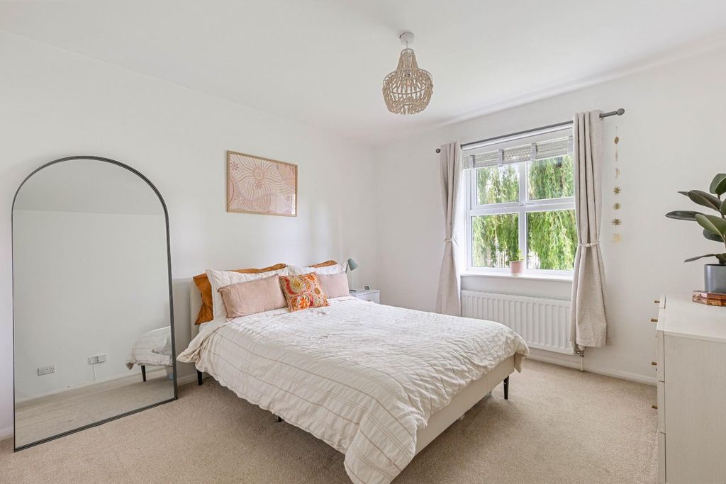 Property photo 3 of 15 13 Montana Gardens, Se26 - 3.Jpg