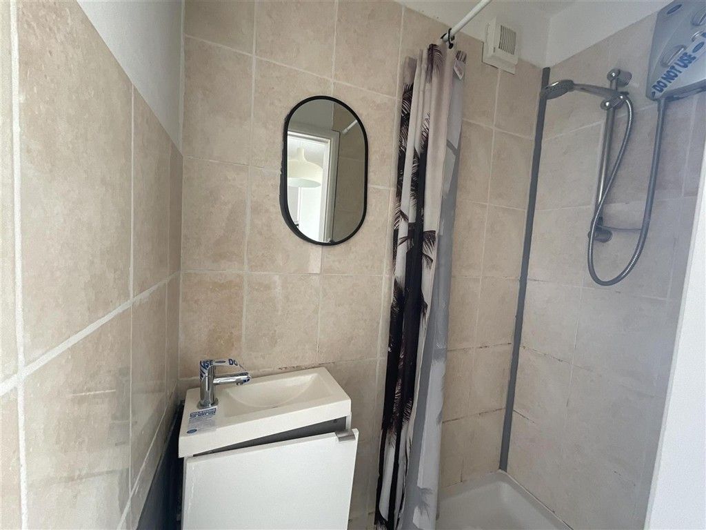 Property photo 1 of 8 Shower Room