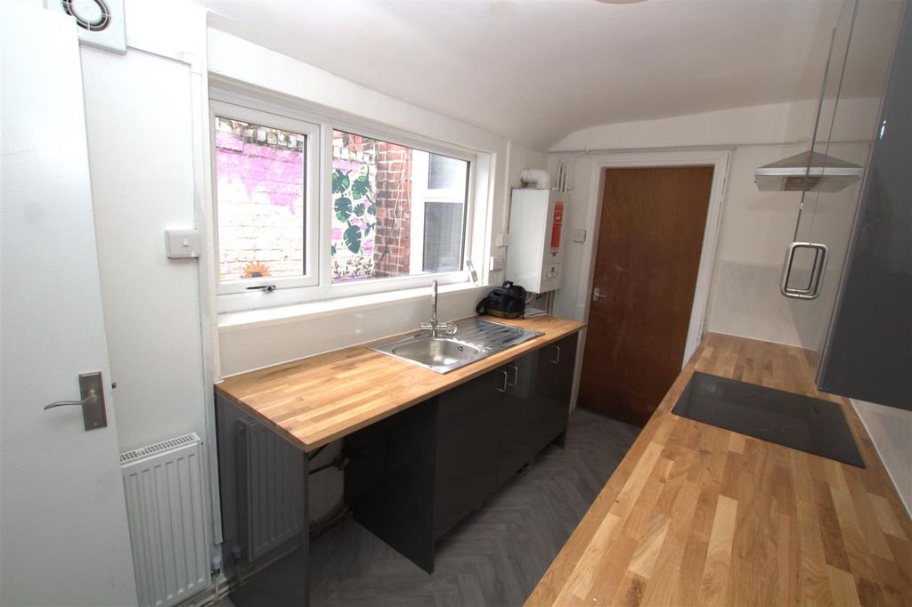 Property photo 3 of 12 84 Percy Kitchen 2.Jpg