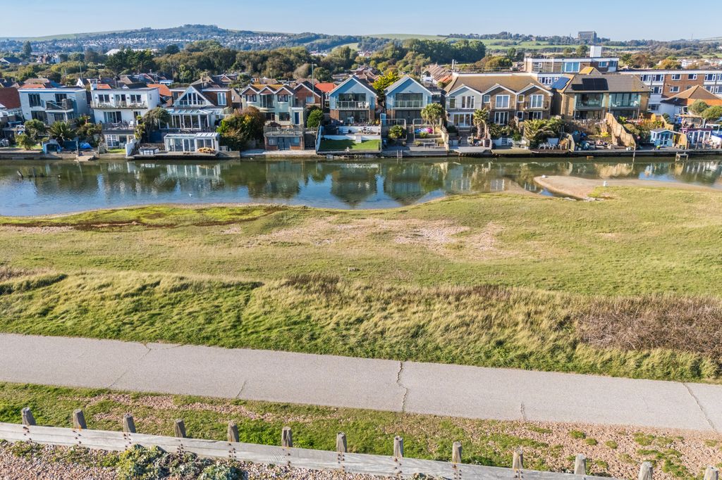 Property photo 2 of 28