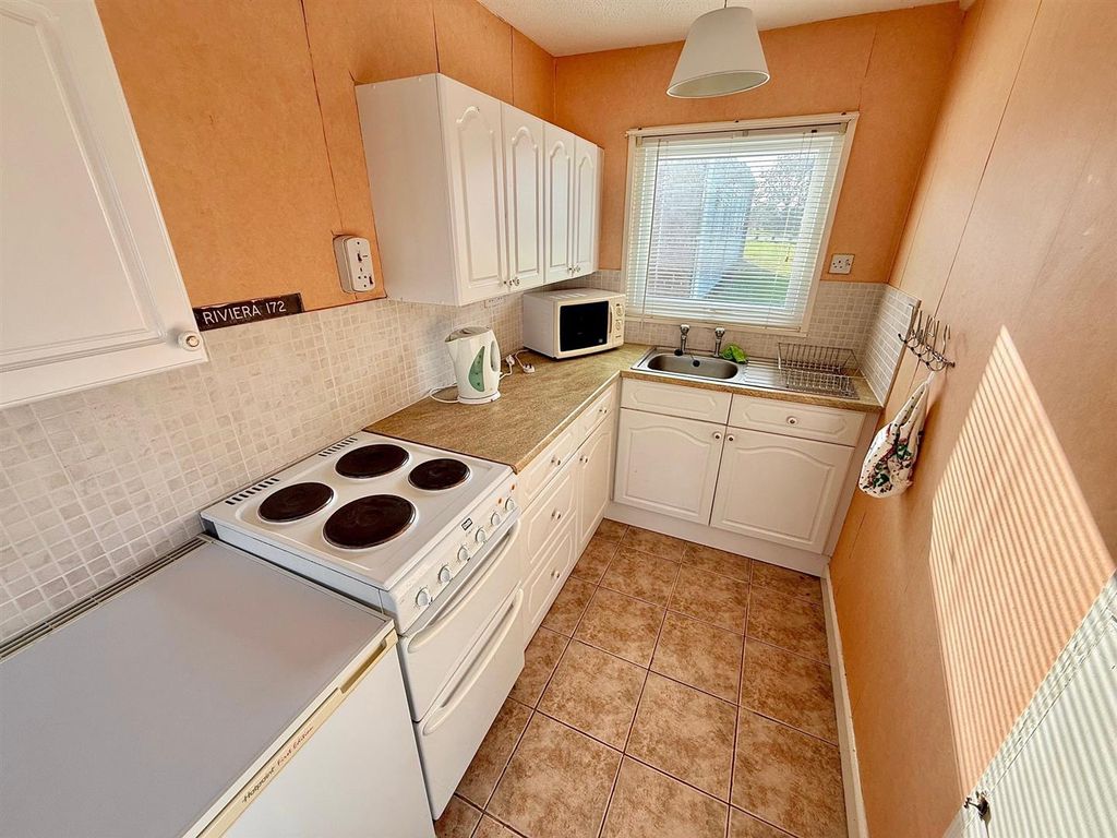 Property photo 2 of 8 Kitchenette