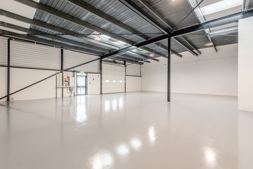 Property photo 3 of 18 8694002-Interior02-800