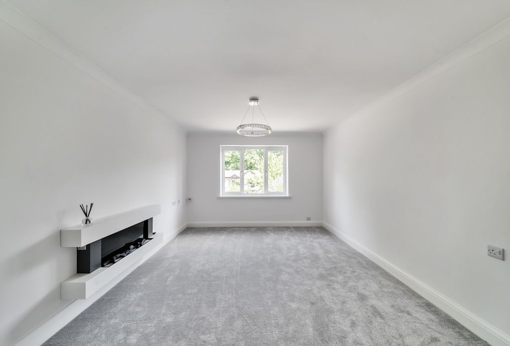 Property photo 2 of 11 1317972-11-68626F...