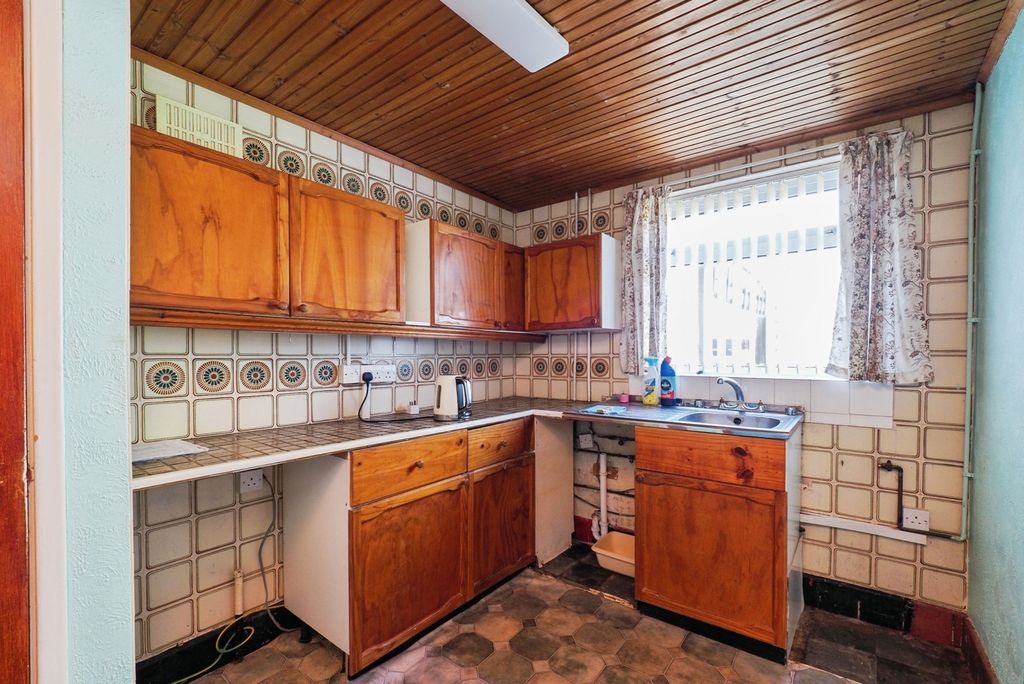 Property photo 3 of 14 Kitchen