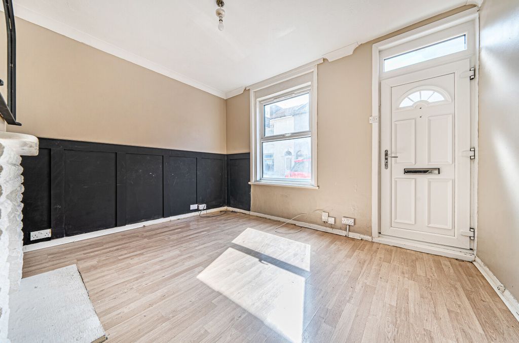 Property photo 2 of 15 1328989-7-687E753...
