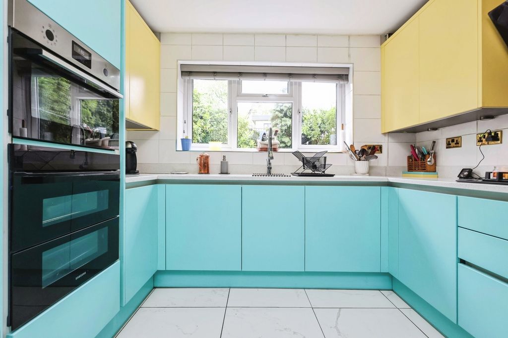 Property photo 3 of 17 Kitchen