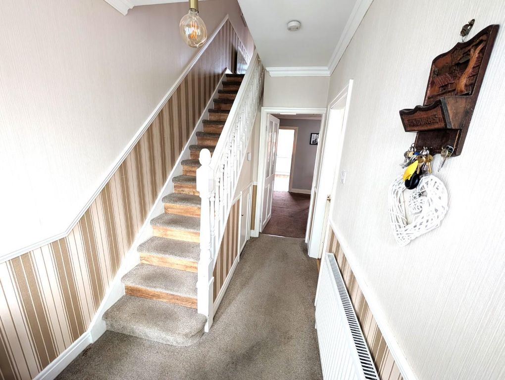 Property photo 3 of 14 Vestibule / Hallway