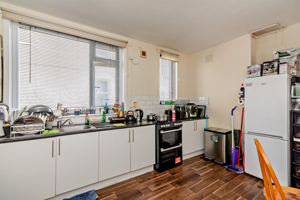 Property photo 2 of 9 8682803-Interior04-800.Jpg