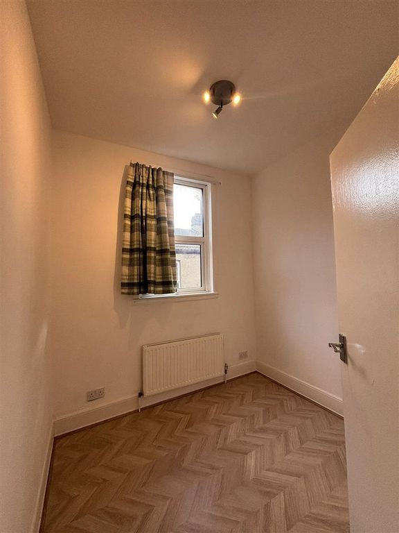 Property photo 2 of 9 Bed 2.Jpg