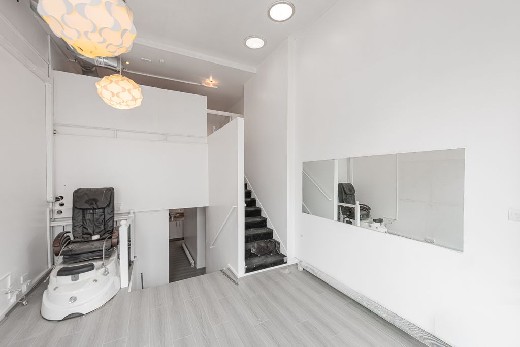 Property photo 3 of 12 Caledonian Road 247-002