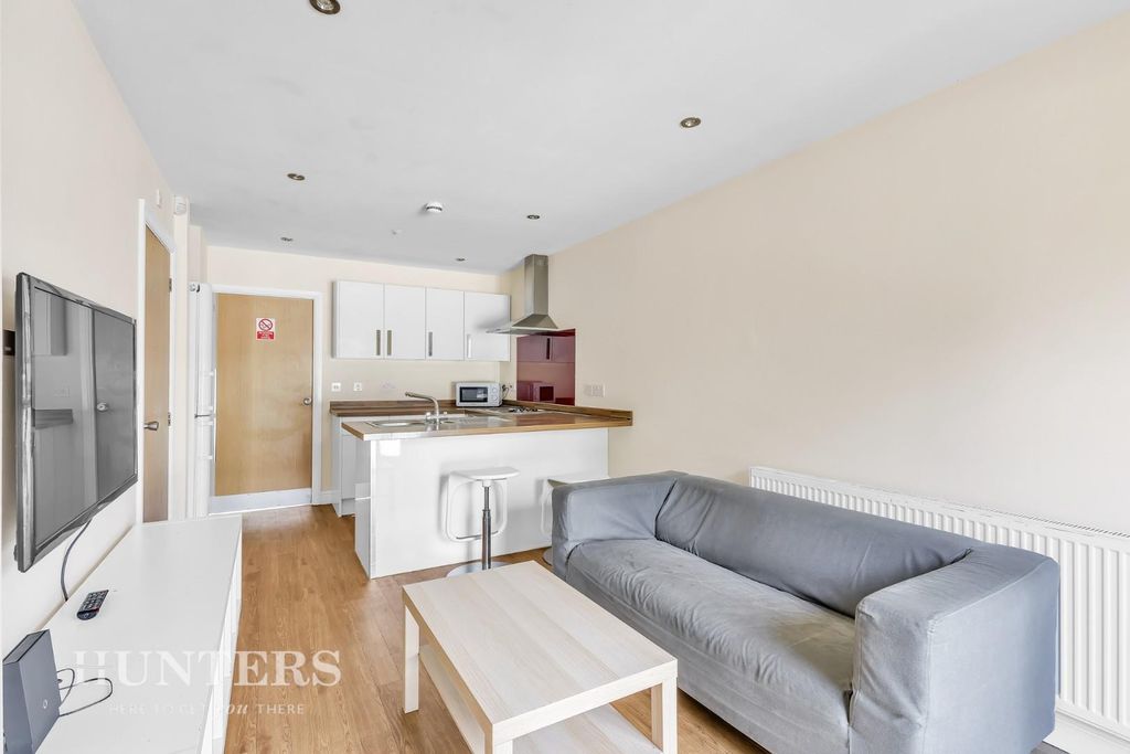 Property photo 3 of 27 Lounge / Kitchen Area