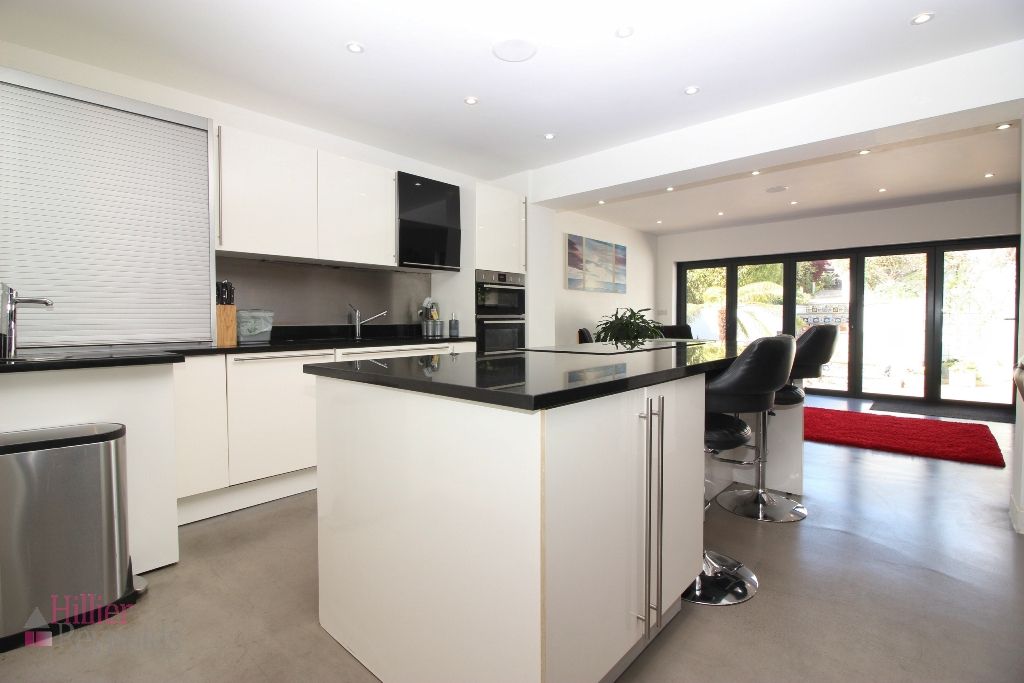 Property photo 3 of 31 Living Room/Kitchen