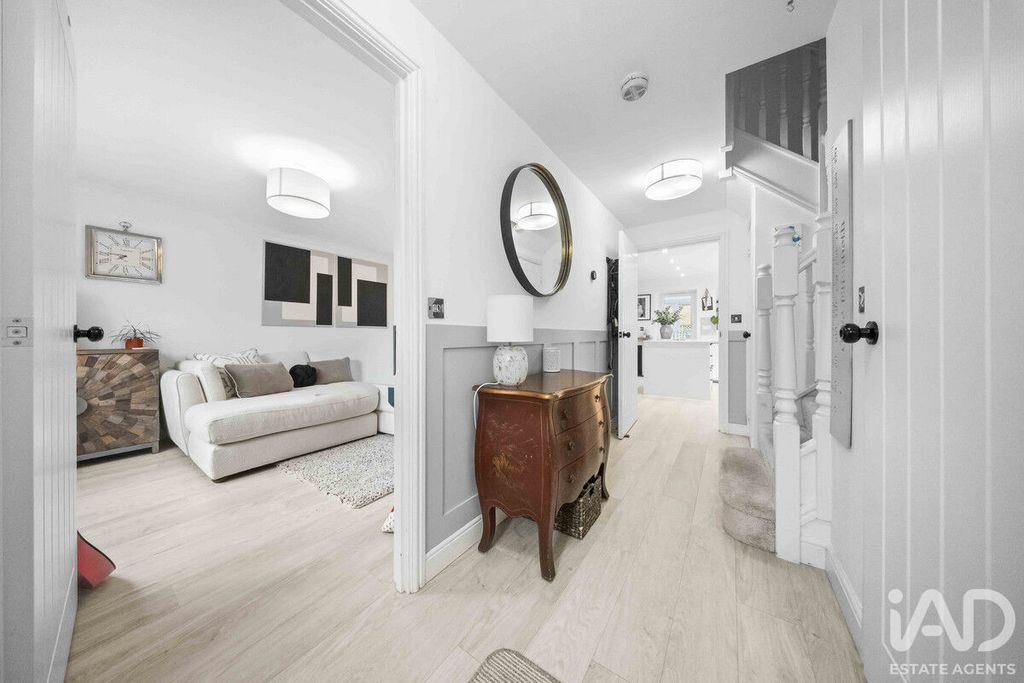 Property photo 2 of 32