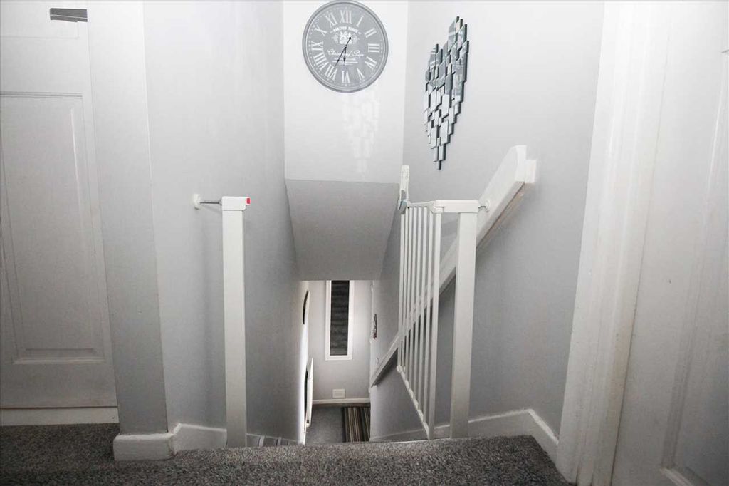 Property photo 2 of 8 Entrance Hall