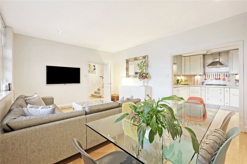 Property photo 1 of 11 Sitting Room
