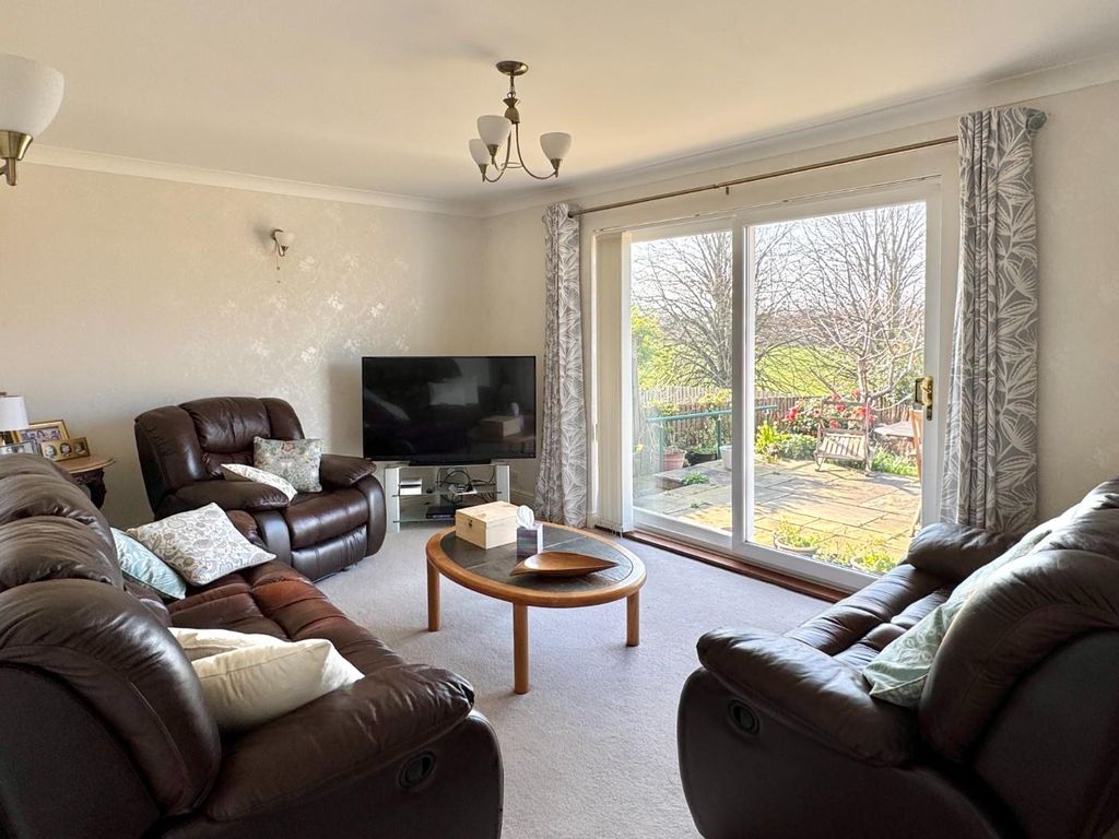 Property photo 2 of 20 Lounge