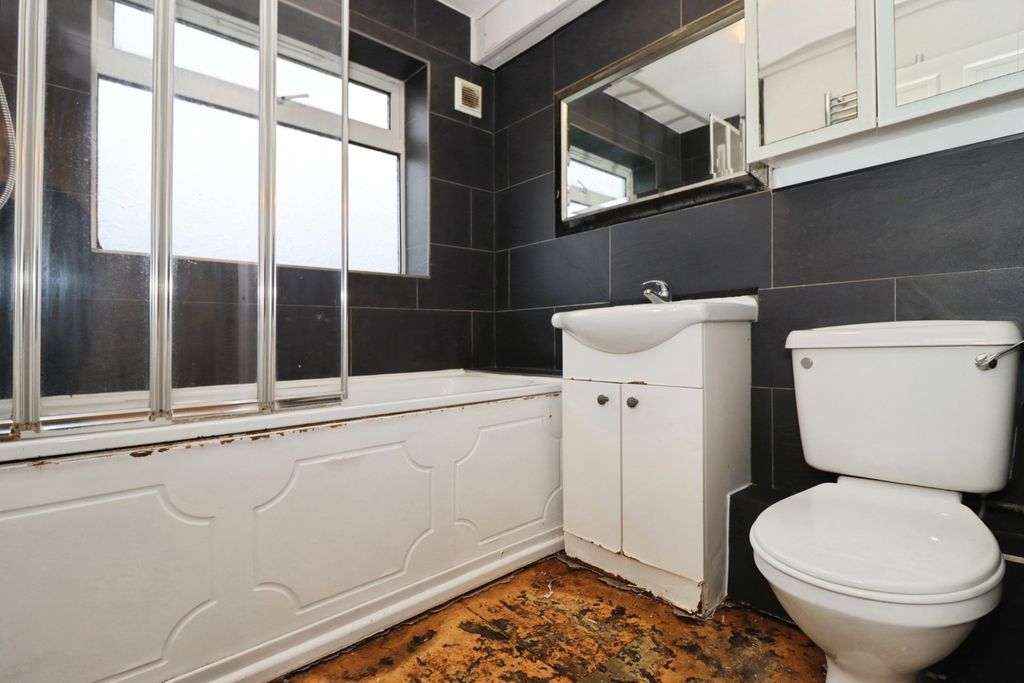 Property photo 3 of 18 Bathroom