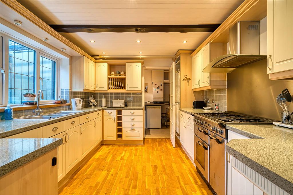 Property photo 2 of 11 Kitchen