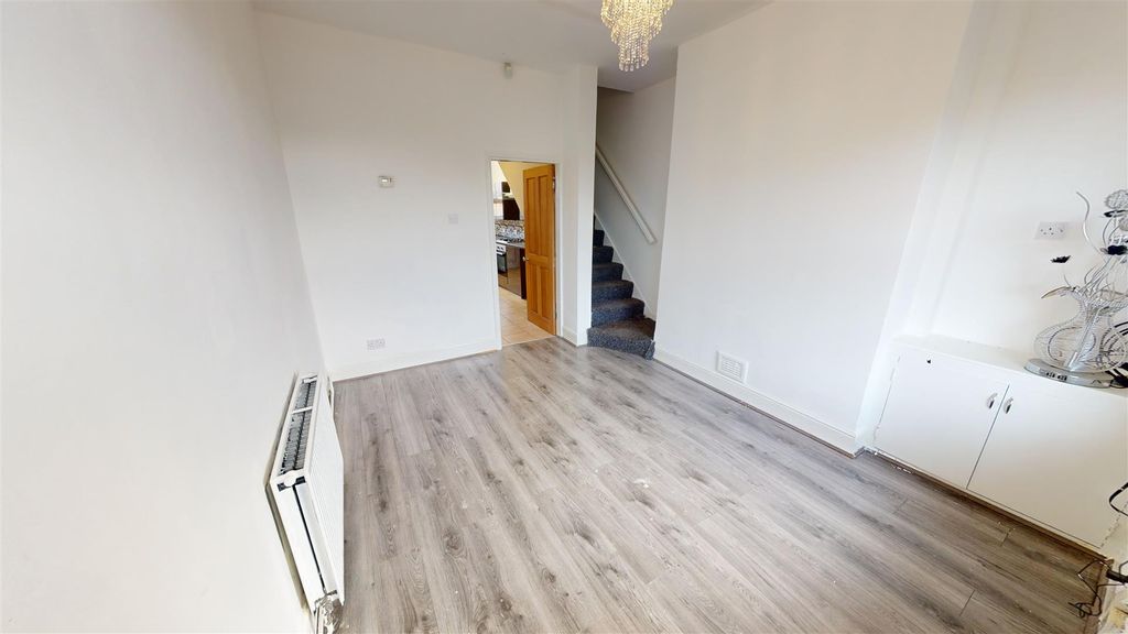 Property photo 3 of 14 Derbyshire Hill Road Living Room