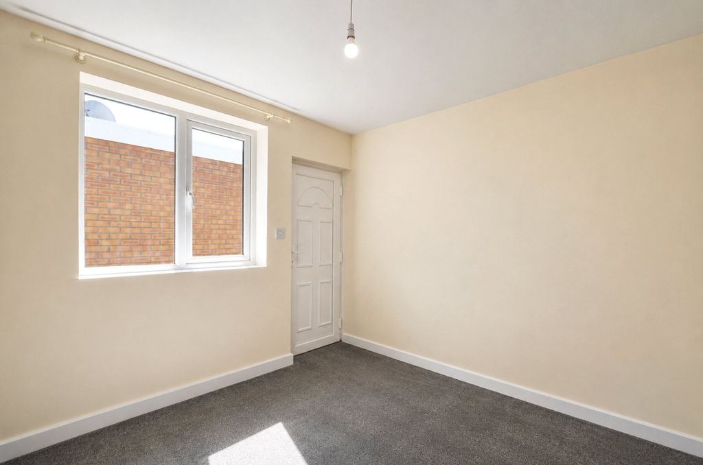 Property photo 2 of 11 Picture No. 12