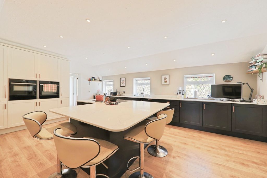 Property photo 2 of 23 5015746