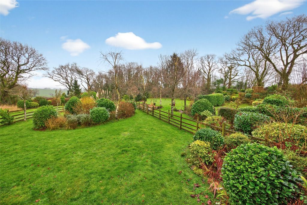 Property photo 2 of 36 Rear Gardens