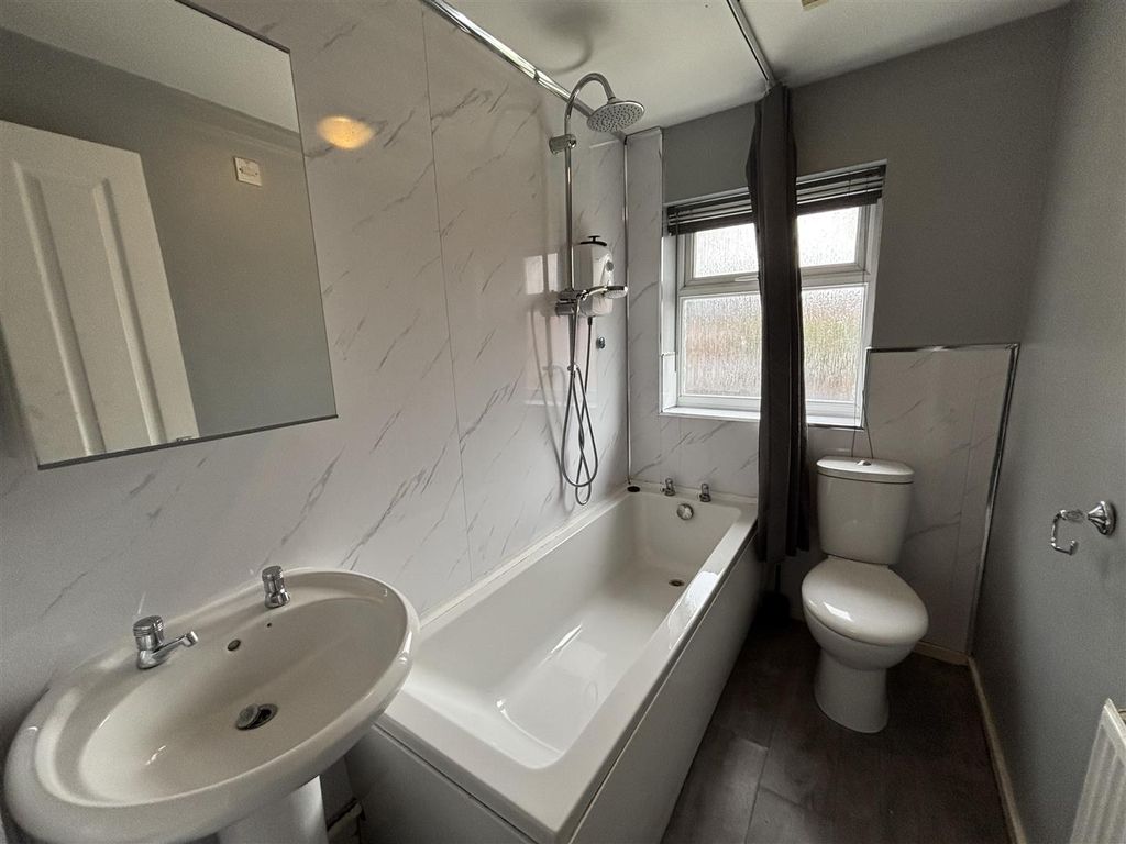Property photo 3 of 14 Bathroom