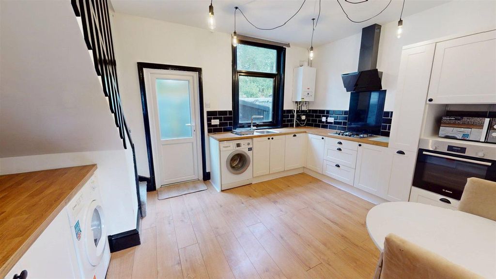 Property photo 3 of 14 Kitchen