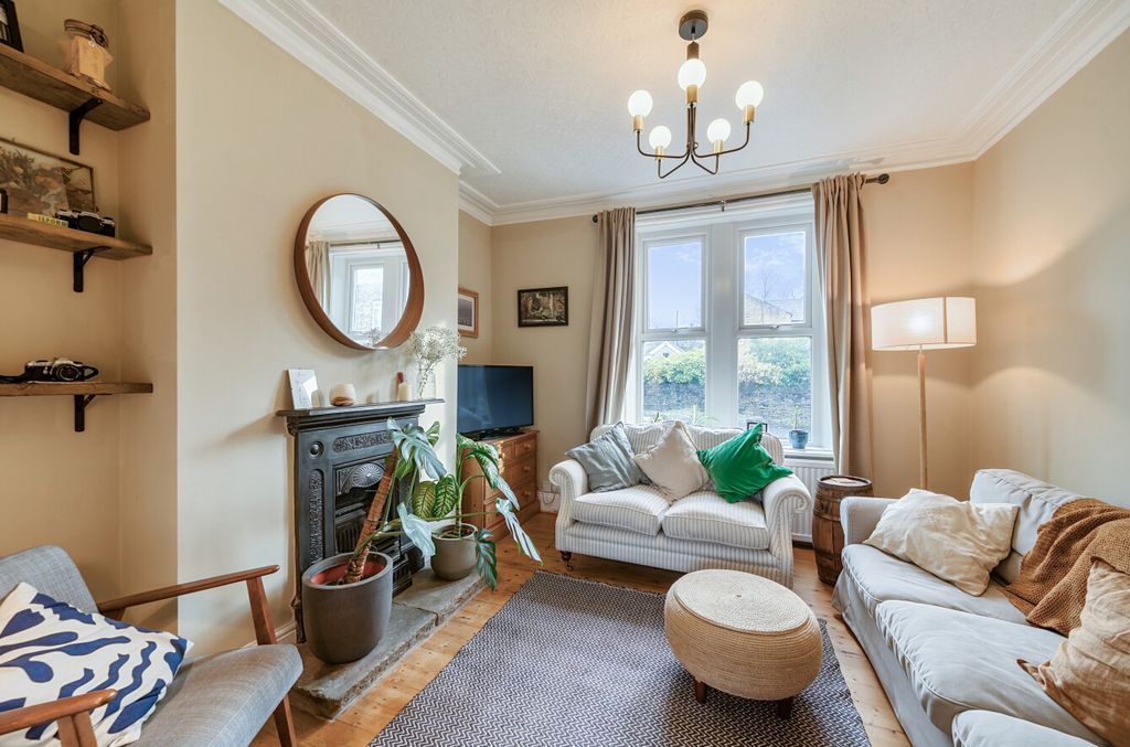 Property photo 2 of 18 1374450-7-690492B...