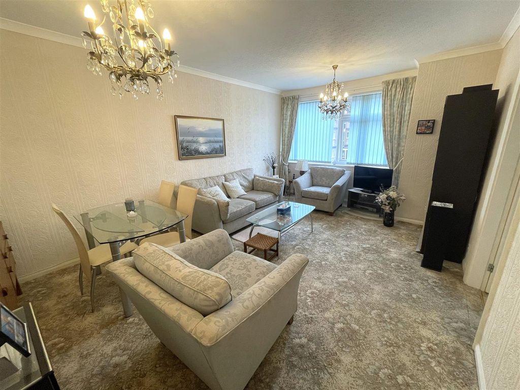 Property photo 2 of 11 Lounge