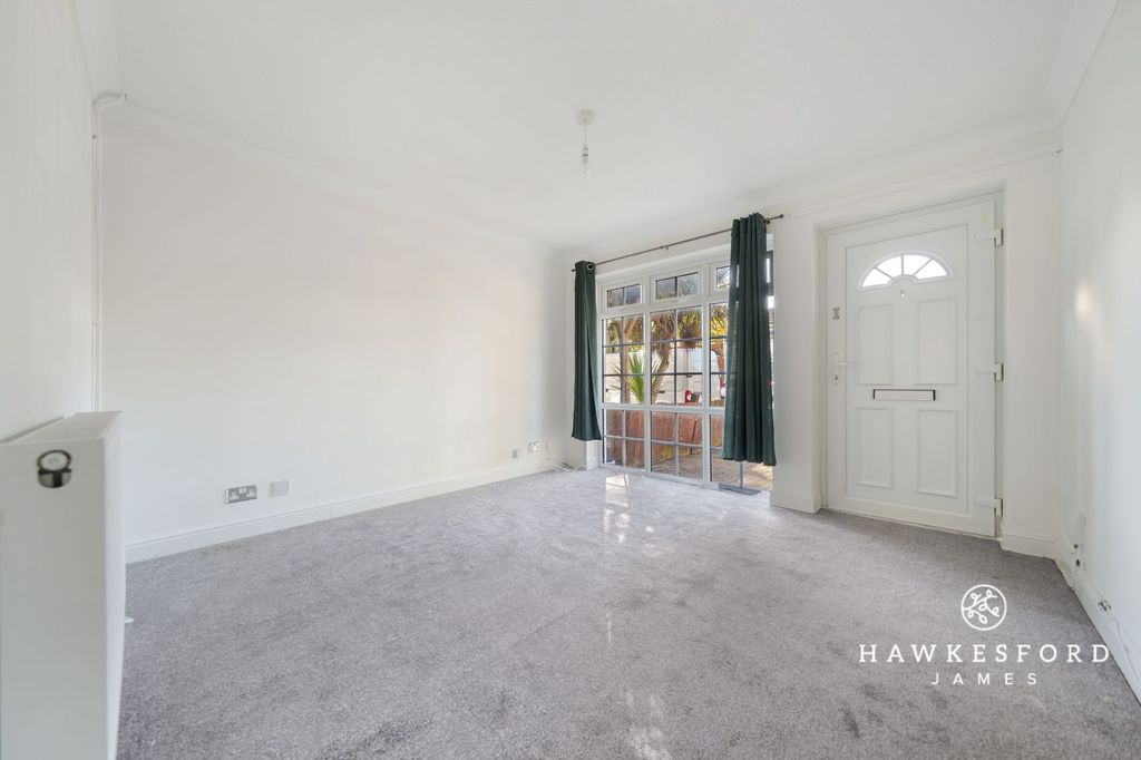 Property photo 3 of 16 Warlingham Close, Rainham - Lounge