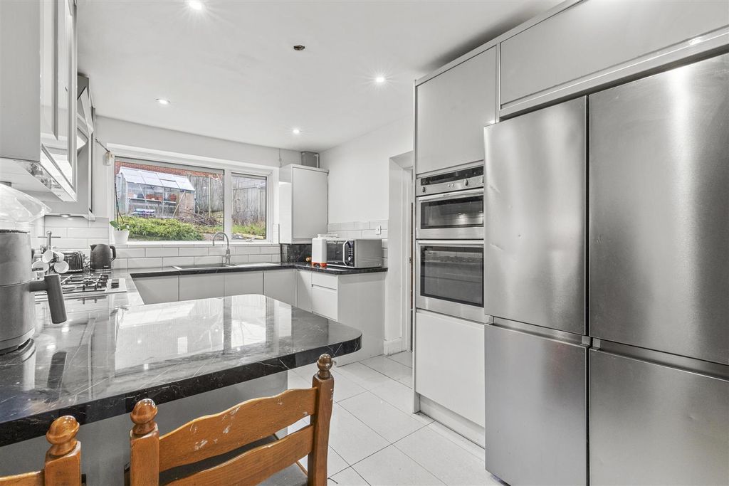 Property photo 2 of 16 93 New Rd, Hp12 4Rn-8.Jpg