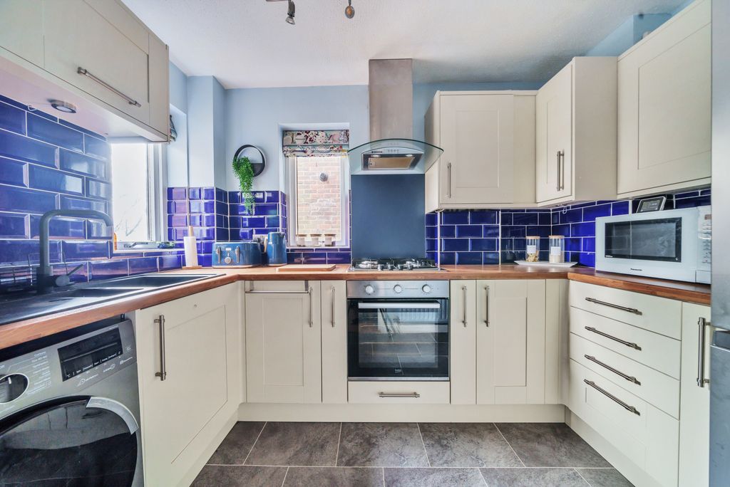 Property photo 3 of 10 Kitchen