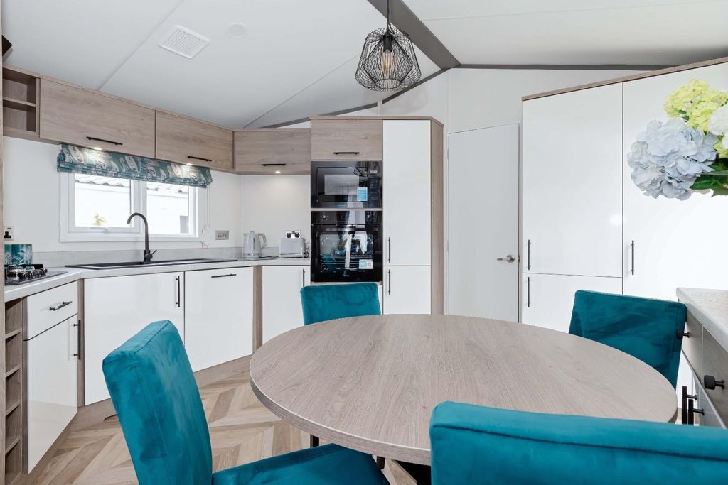 Property photo 3 of 19 Downsview_4.Jpg