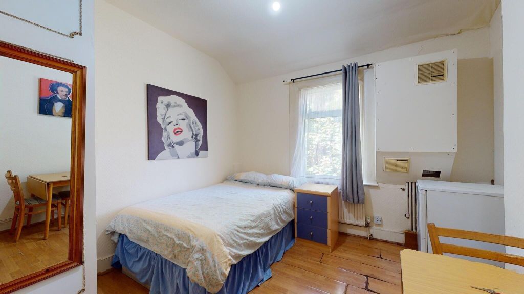 Property photo 3 of 6 Bedroom