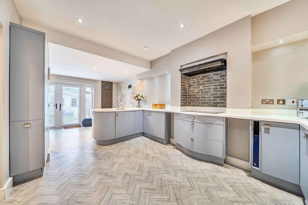 Property photo 3 of 18 1396205-13-695E74...