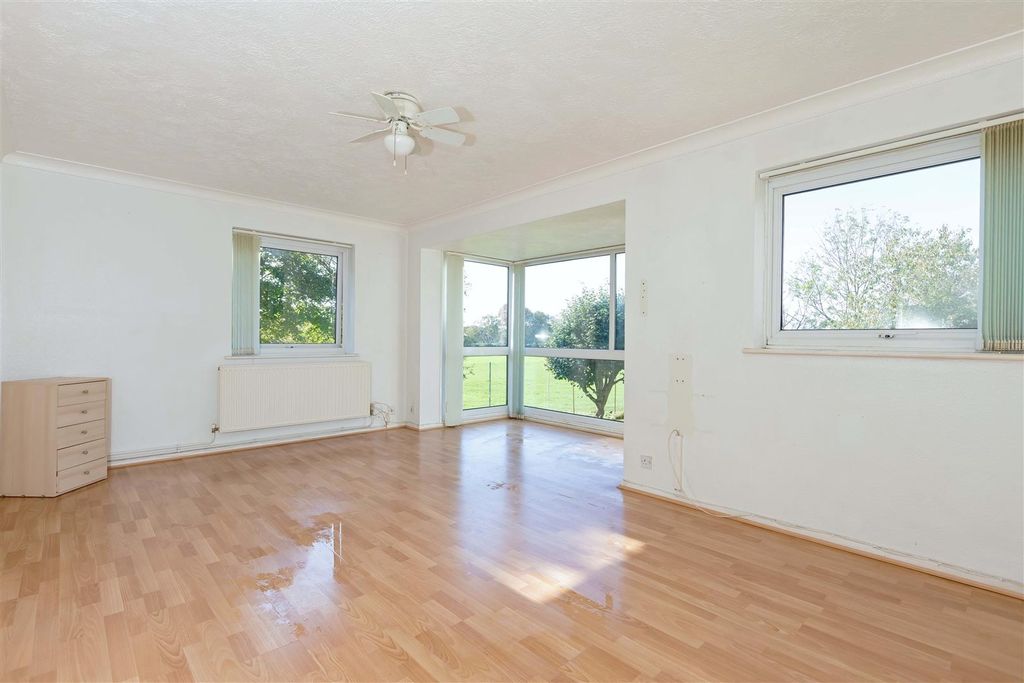 Property photo 2 of 11 7 Meadowside.Jpg