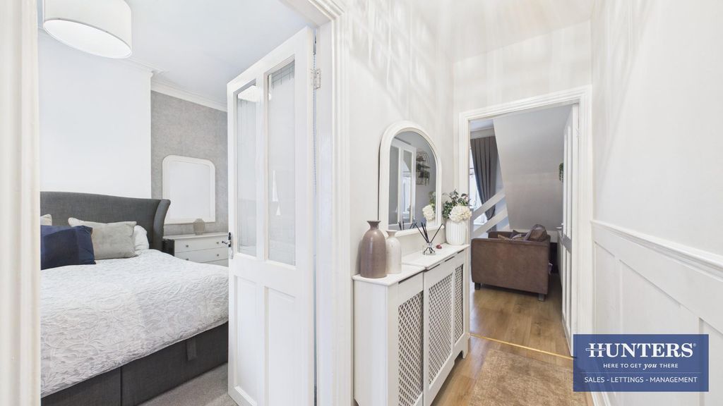 Property photo 2 of 17 Hallway