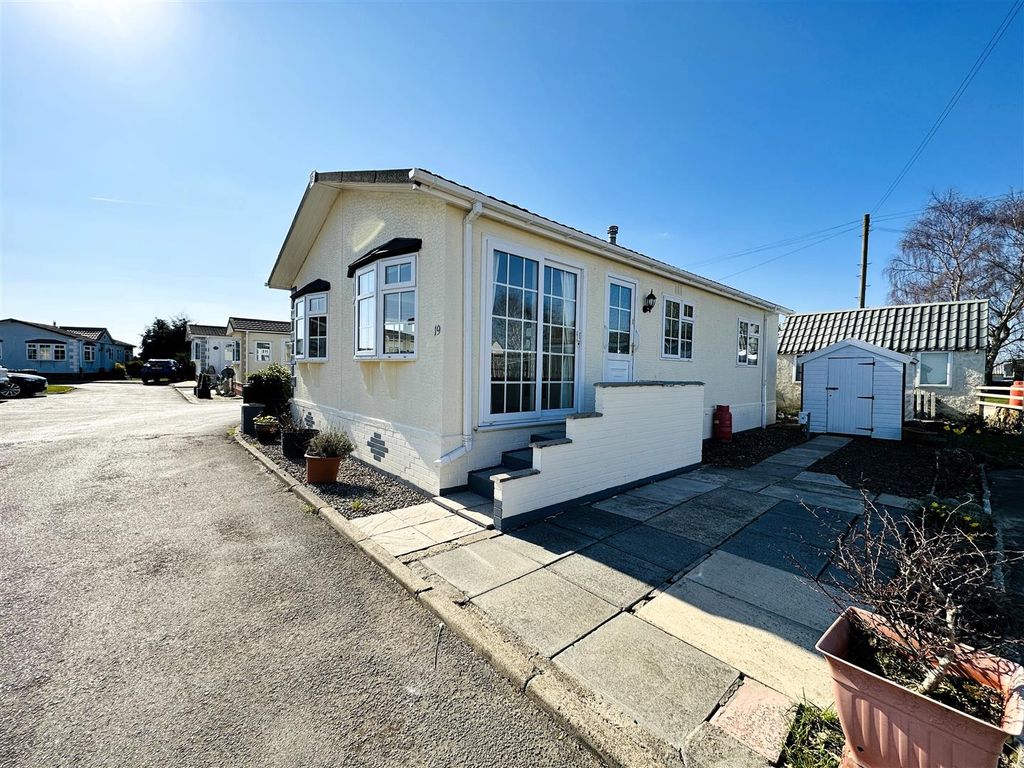 Property photo 1 of 17 Side