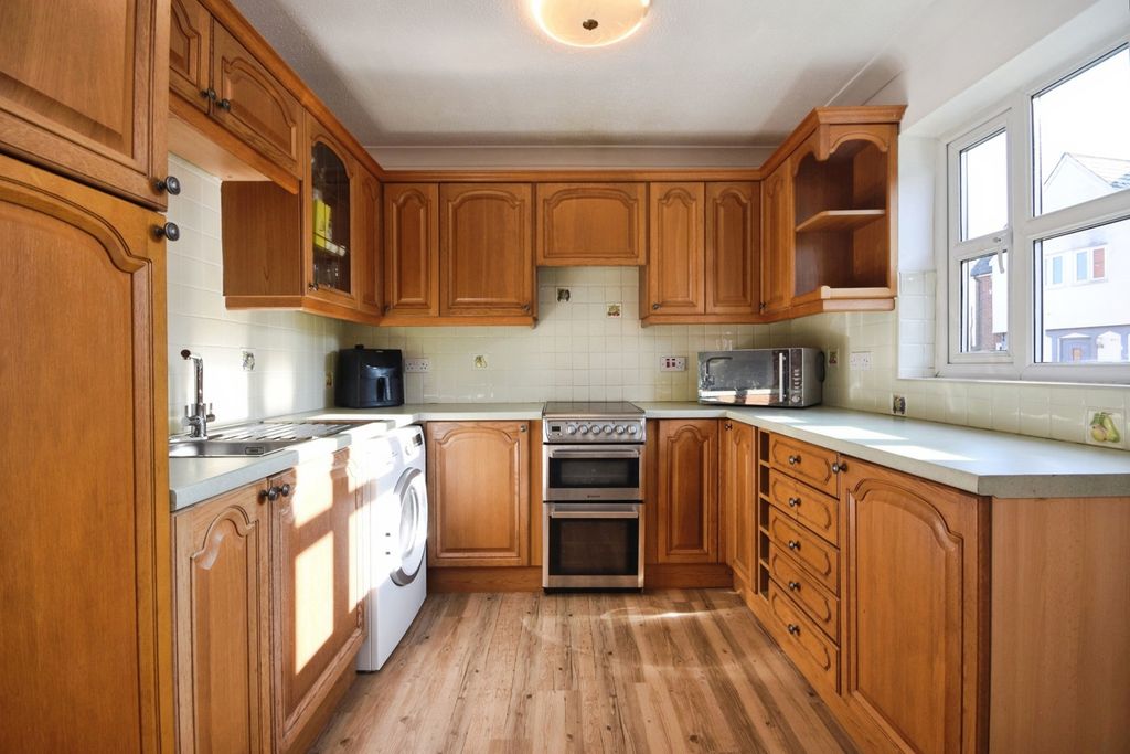 Property photo 3 of 10 Kitchen
