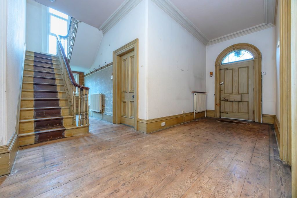 Property photo 3 of 35