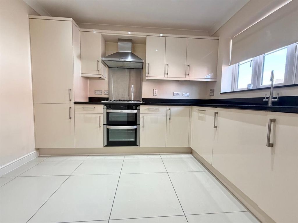 Property photo 2 of 11 Kitchen