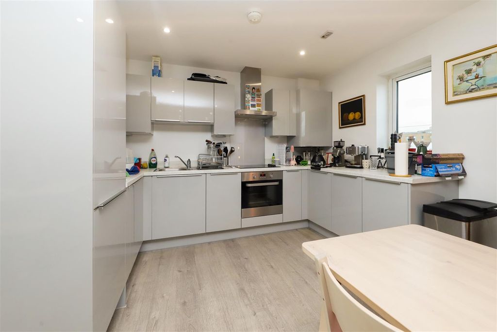 Property photo 3 of 11 Kitchen