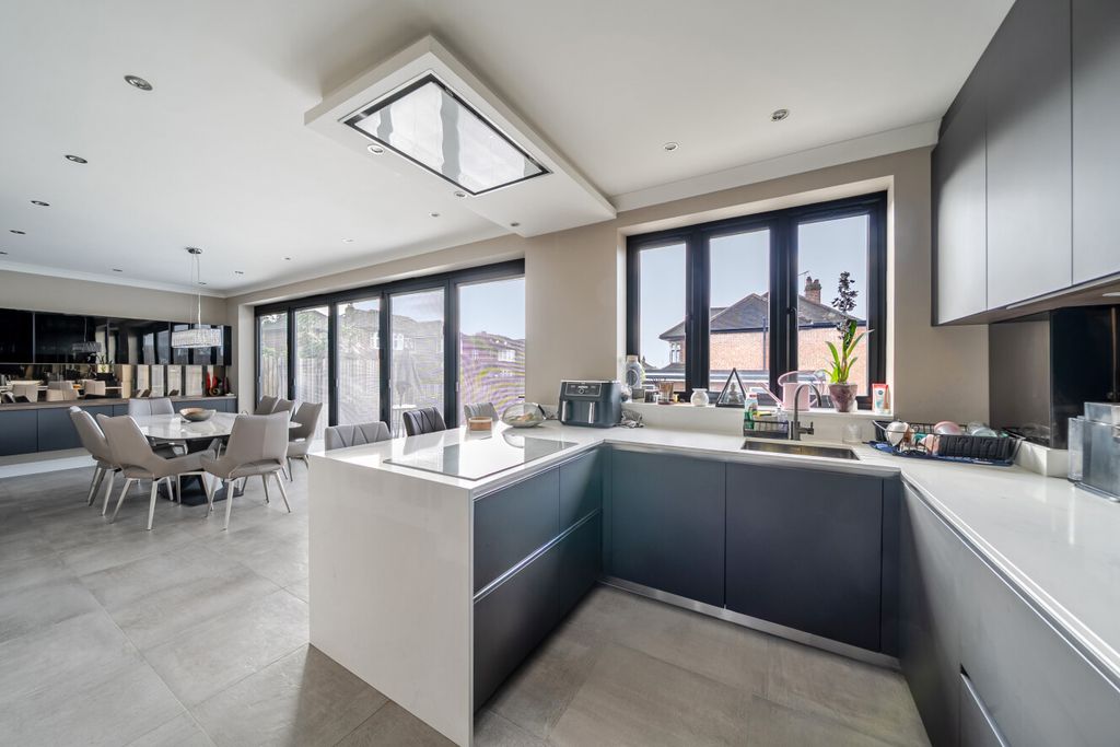 Property photo 2 of 19 1408747-17-6989c0...