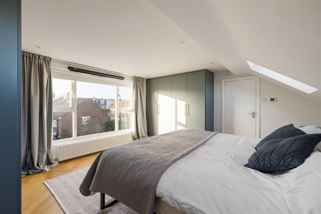 Property photo 2 of 31 Ashford Road, E18